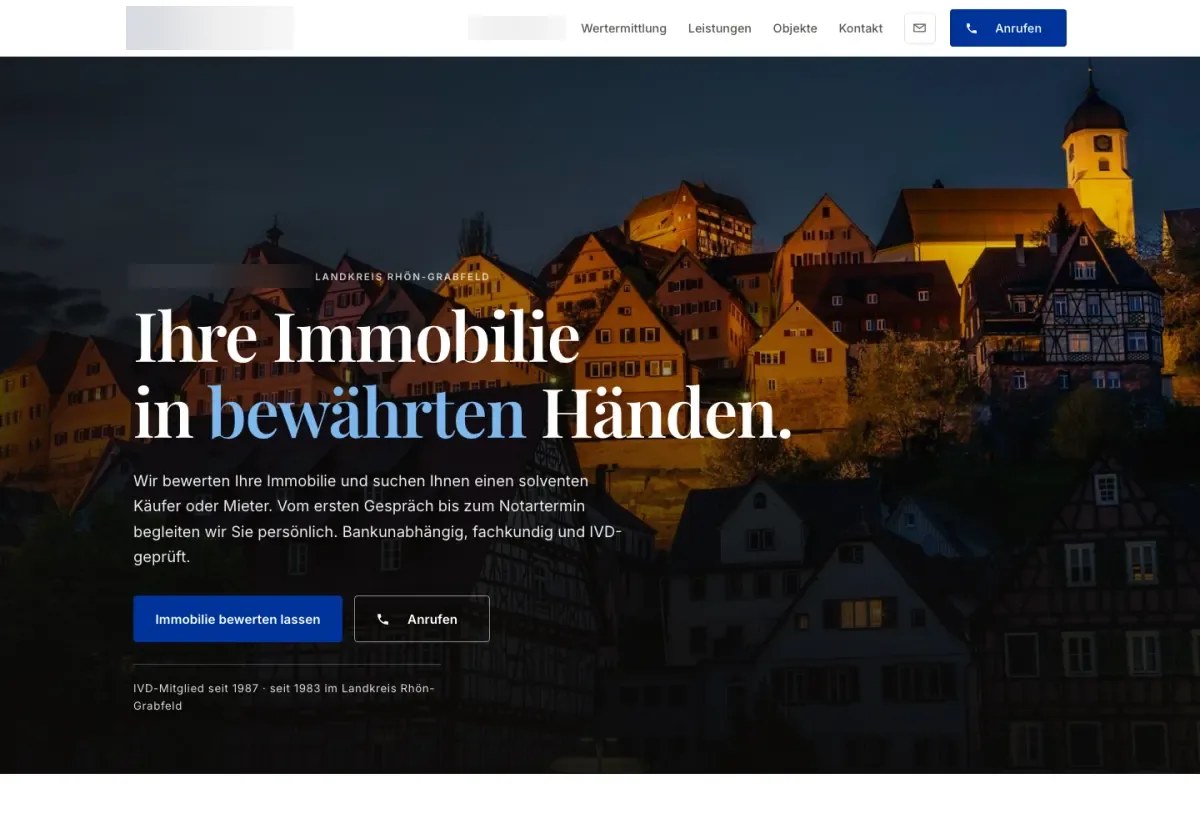 Website-Entwurf für ein Maklerbüro: Nachtaufnahme einer Altstadt, Serif-Headline „Ihre Immobilie in bewährten Händen“ in Blau-Weiß.