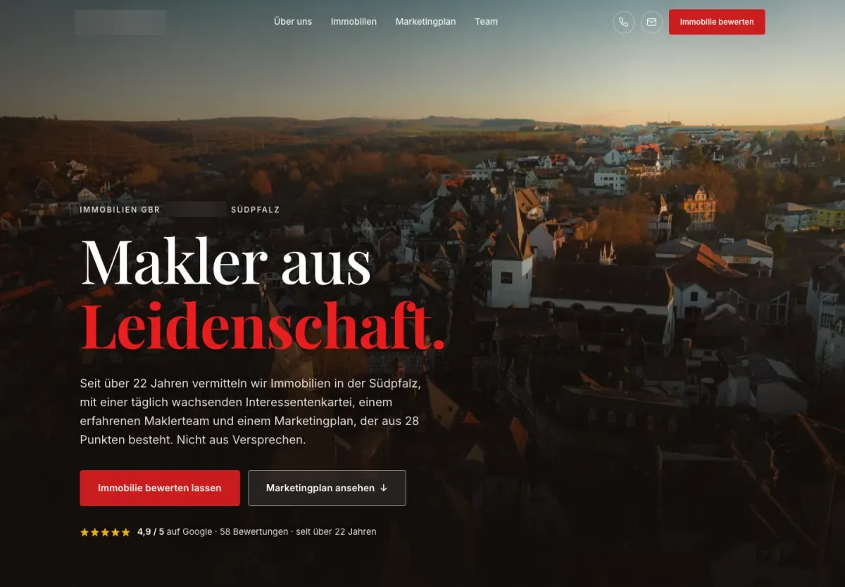Website-Entwurf für ein Maklerbüro: Luftbild einer Kleinstadt, Serif-Headline „Makler aus Leidenschaft“ in Rot.