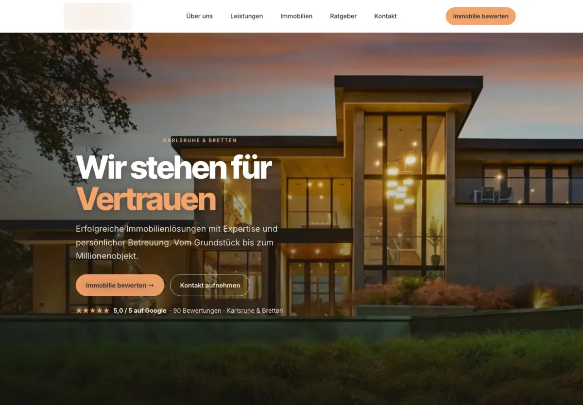 Website-Entwurf für ein Maklerbüro: dunkles Hero-Bild mit beleuchtetem Architektenhaus, Headline „Wir stehen für Vertrauen“ und Bewertungs-Button.