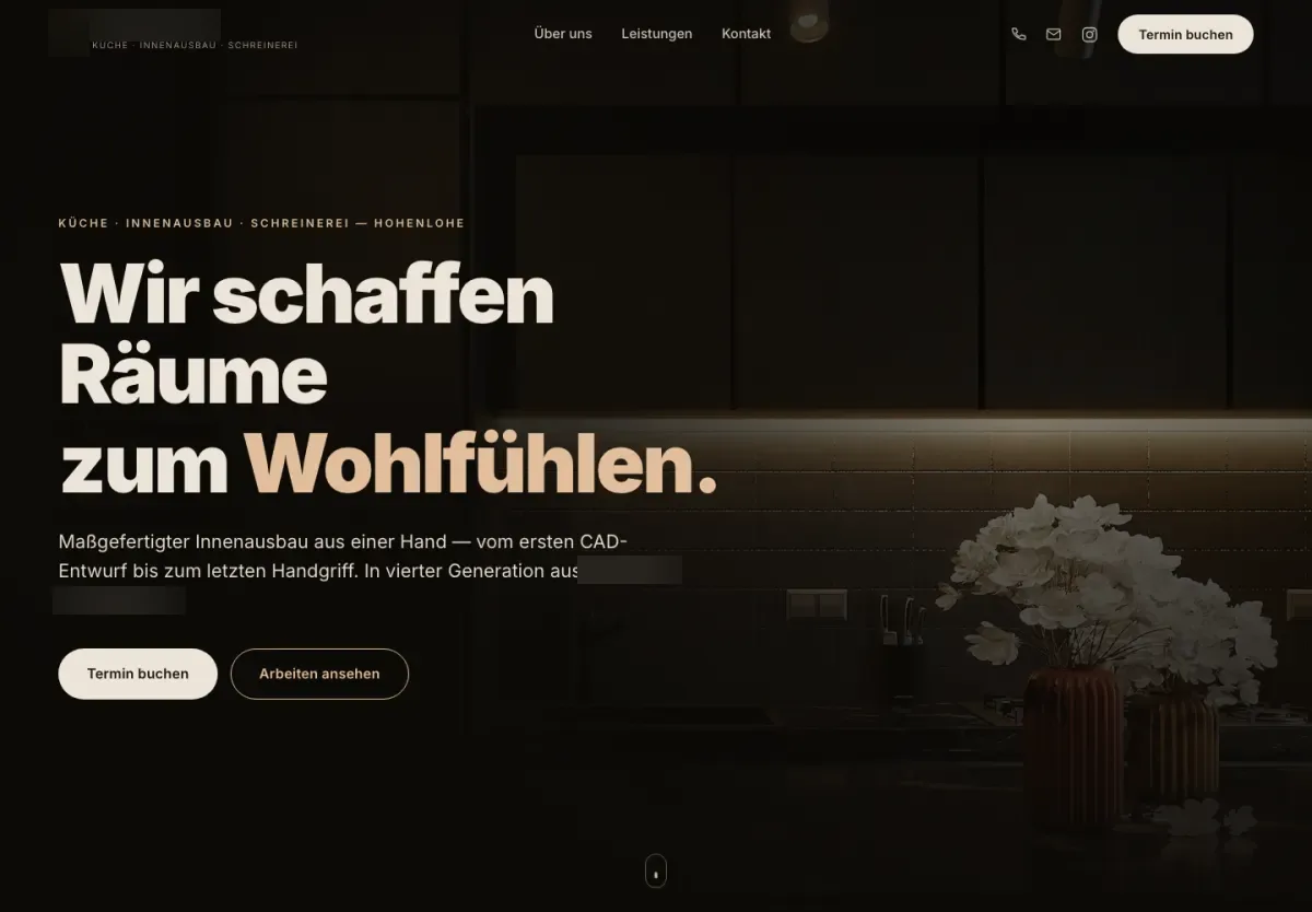 Website-Entwurf für ein Küchenstudio: sehr dunkles Interieur-Foto, große helle Headline „Wir schaffen Räume zum Wohlfühlen“.